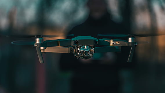 negro, quadcopter drone close-up photography, superficial, fotografía de enfoque, quadcopter, zumbido, cámara, tecnología, equipo, engranaje, de cerca, centrarse en primer plano, nadie, adentro, solo objeto, metal, enfoque selectivo, humo - estructura fisica, conexión, temas de fotografia, movimiento, comunicación, día, la seguridad, seguridad, iluminado, juguete, 5K, CC0, dominio público, libre de derechos