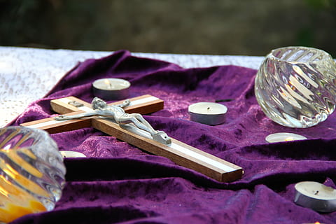 Crist, Pasqua, vela, porpra, jesús, Pasqua, vela, porpra, jesús, religió, fe, religiós, símbol, Sant, crucifixió, catòlic, creu, resurrecció, Església, Jesucrist, creu religiosa, crucifix, oració, música, cap gent, dia, instrument musical, a l'aire lliure, tèxtil, naturalesa, color rosa, primer pla, vista d’angle alt, taula, enfocament selectiu, equipament per a la llar, estovalles, grup d'objectes, natura morta, configuració de lloc, aromateràpia, estri de cuina, configuració, 2K, CC0, domini públic, lliure de regalies