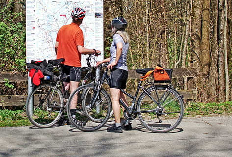 Information, Hinweis, Entfernung, Tafel, Schild, Problemlösung, Orientierung, Verzeichnis, Kennzeichen, Markierung, Wegzeichen, Informationstafeln, Wegweiser, Zugcharakter, Straßenschild, Straße, Radfahren, Route, der Verkehr, Weg, Radfahrer, Gelegenheit, Entscheidungen, Fahrrad, zwei Menschen, Erwachsene, Menschen, in voller Länge, Transport, Aktivität, Männer, Landfahrzeug, Transportmittel, Sport, Lebensstile, Pflanze, echte Menschen, Tag, Freizeitbeschäftigung, Natur, Reiten, Legere Kleidung, Baum, draußen, 1080P, CC0, gemeinfrei, lizenzfrei