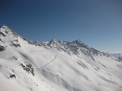 alta montagna, gamma, sciare, paesaggio, natura selvaggia, scenario, naturale, selvaggio, all'aperto, ambiente, vista, panoramico, terra, natura, la neve, inverno, temperatura fredda, montagna, cielo, scenics - natura, bellezza nella natura, cielo sereno, la tranquillità, copia spazio, catena montuosa, scena tranquilla, montagna innevata, giorno, blu, scena non urbana, nessuno, picco di montagna, albero di conifere, 2K, CC0, dominio pubblico, privo di copyright