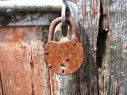 Vorhängeschloss, Rost, rot, alt, Metall, Tür, Rost, rot, rostig, sperren, verwittert, beschädigt, Holz - Material, Eingang, Schutz, Sicherheit, keine Leute, Nahansicht, texturiert, Tag, draußen, Ablehnen, heruntergewirtschaftet, Verschlechterung, verriegeln, 2K, CC0, gemeinfrei, lizenzfrei