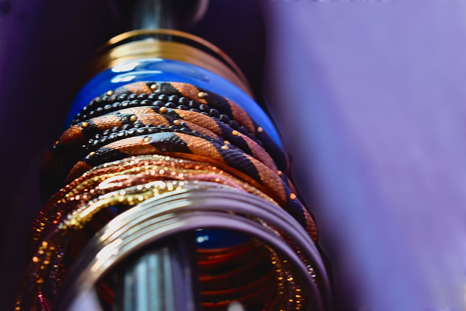 armringe, armlets, armrings, tæt på, indendørs, blå, studio skud, ingen mennesker, selektiv fokusering, kunstkultur og underholdning, tøj, kopiere plads, armbånd, beholder, mode, begivenhed, fokus på forgrunden, lyserød farve, luksus, 5K