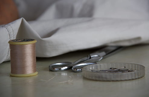couture, oggetto di tutti i giorni, filo, scalpello, ago, in casa, nessuno, messa a fuoco selettiva, avvicinamento, forbici, metallo, natura morta, attività commerciale, bobina, tavolo, assenza, finanza, inizi, utensile da cucina, carta, tessile, ricchezza, gruppo di oggetti, copia spazio, strumento di lavoro, acciaio, cura, lega, 2K, CC0, dominio pubblico, privo di copyright