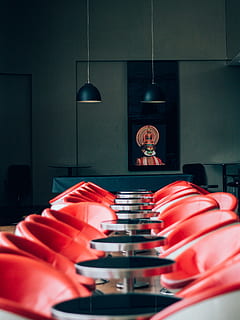 fotografering, tabeller, stoler, rød, barkrakker, runde bord, Kunst, innendørs, stol, ingen folk, sete, på rad, dag, tømme, fravær, belyst, bord, avslapning, restaurant, ordning, virksomhet, rekkefølge, selektiv fokusering, belysningsutstyr, gjentakelse, sport, fritidsspill, innstilling, 5K, CC0, offentlig domene, opphavsrett gratis
