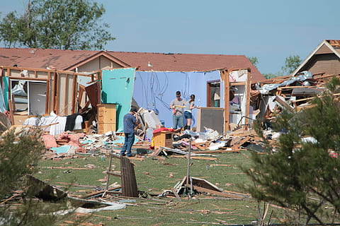 Moore, oklahoma, tornado, nieszczęście, ruina, klęska żywiołowa, dewastacja, zniszczenie, zniszczony, zbieranie kawałków, ludzie, ocaleni, współpraca, razem, emocja, zdenerwowany, architektura, zbudowana struktura, na zewnątrz budynku, dom, budynek, mężczyźni, dzień, Natura, drzewo, Grupa ludzi, niebo, prawdziwi ludzie, dorosły, na stojąco, pełna długość, pracujący, roślina, styl życia, na dworze, 4K, CC0, domena publiczna, darmowe zdjęcia