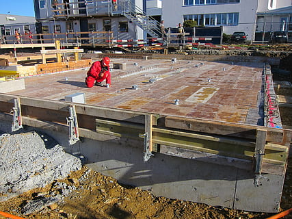 websted, skal, elektrisk installation, forskalling, arbejder, byggebranchen, industri, beskæftigelse, bygget struktur, rigtige mennesker, arkitektur, byggeplads, en person, dag, bygning udvendig, herrer, bygningsarbejder, udvikling, tøj, maskineri, sollys, transportmidler, beton, 2K, CC0, offentligt domæne, royaltyfrie