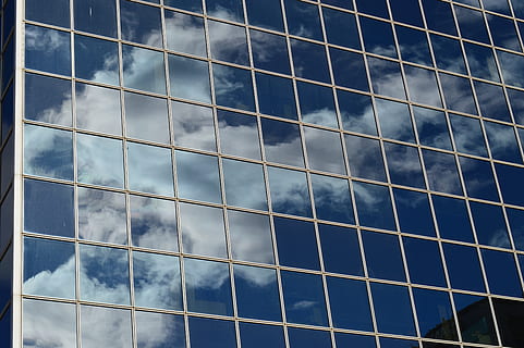 reflexivo, janelas, construção, nuvens, reflexão, vidro, azul, arquitetura, urbano, moderno, escritório, fachada, exterior, Alto, comercial, centro da cidade, corporativo, estrutura, arranha-céu, torre, nuvem - céu, estrutura construída, origens, quadro completo, dia, padronizar, ninguém, céu, exterior do edifício, ao ar livre, natureza, forma, forma quadrada, cidade, grade, repetição, desenhar, 5K, CC0, domínio público, royalty free