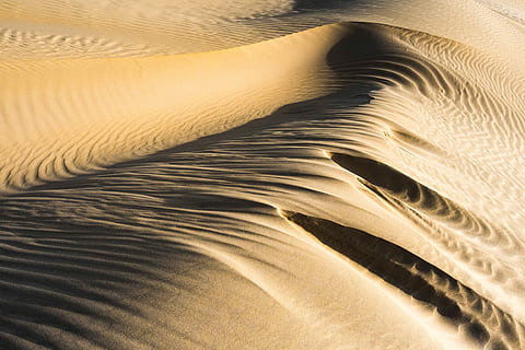 Fotografie, Wüste, Tageszeit, Tag, Zeit, Sanddüne, Natur, Sand, Wellenmuster, Muster, Hintergründe, gewellt, texturiert, welligkeit, Schönheit in der Natur, keine Leute, abstrakt, Kurve, Vollbild, Landschaft, Land, natürliches Muster, Nahansicht, Umgebung, drinnen, Textil-, Struktureffekt, trockenes Klima, Weichheit, fließend, geschichtet, 4K, CC0, gemeinfrei, lizenzfrei