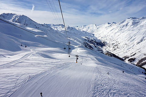 nieve, invierno, montaña, fríamente, Deportes, pico de la montaña, alpino, temporada, naturaleza, estación de esquí, pista de esquí, esquiador, cielo, pendientes, Austria, Alpes, Obergurgl Hochgurgl, glaciar, montañas, recurso, esquí, levantar, viaje, temperatura fría, cordillera, paisajes - naturaleza, belleza en la naturaleza, paisaje, Teleférico, el color blanco, ambiente, día, Montaña cubierta de nieve, destinos de viaje, deporte de invierno, escena no urbana, al aire libre, 4K, CC0, dominio público, libre de derechos