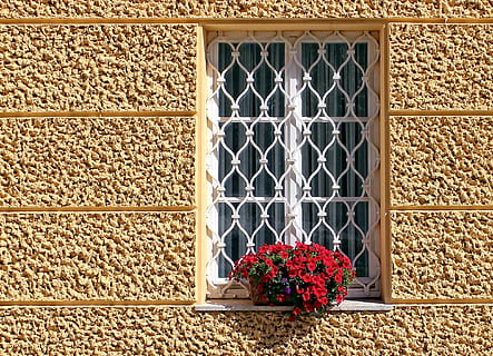 rød, blomster, hvid, forklæde vindue, vindue, gitre, gitter, gammel, vinduesgitter, facade, rist, smedejern, verschnörkelt, sikkerhed, klatrer, vindueskarm, spærret vindue, ornament, hauswand, dekoration, plante, deco, bygning, væg, sten-, mønster, bygget struktur, arkitektur, blomst, dag, blomstrende plante, ingen mennesker, natur, murbygningsfunktion, metal, bygning udvendig, udendørs, potteplante, friskhed, tæt på, Stenmur, 1080P, CC0, offentligt domæne, royaltyfrie