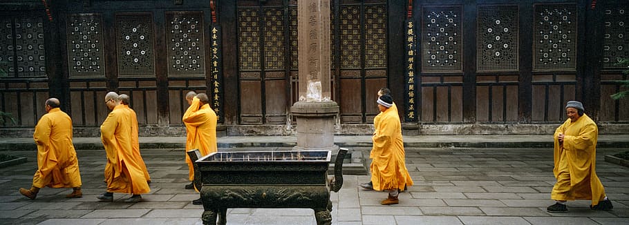 gruppo, persona, indossare, giallo, accappatoio, monaco, costruzione, monastero, architettura, uomo, religione, credenza, spiritualità, abbigliamento tradizionale, luogo di culto, gruppo di persone, capi di abbigliamento, struttura costruita, lunghezza intera, preghiere, persone reali, persone, santuario, 5K