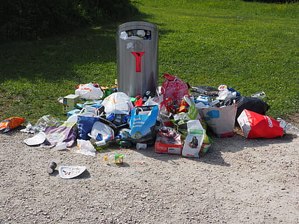 basura, contaminación, residuos, tarros de basura, deposito de basura, la sociedad de usar y tirar, protección del medio ambiente, suciedad, disposición, contenedor de basura, tacho de basura, naturaleza, día, nadie, ambiente, cuestiones ambientales, gran grupo de objetos, reciclaje, tierra, envase, el plastico, al aire libre, antihigiénico, campo, basurero, bolso, hierba, sucio, bolsa de plastico, 4K, CC0, dominio público, libre de derechos