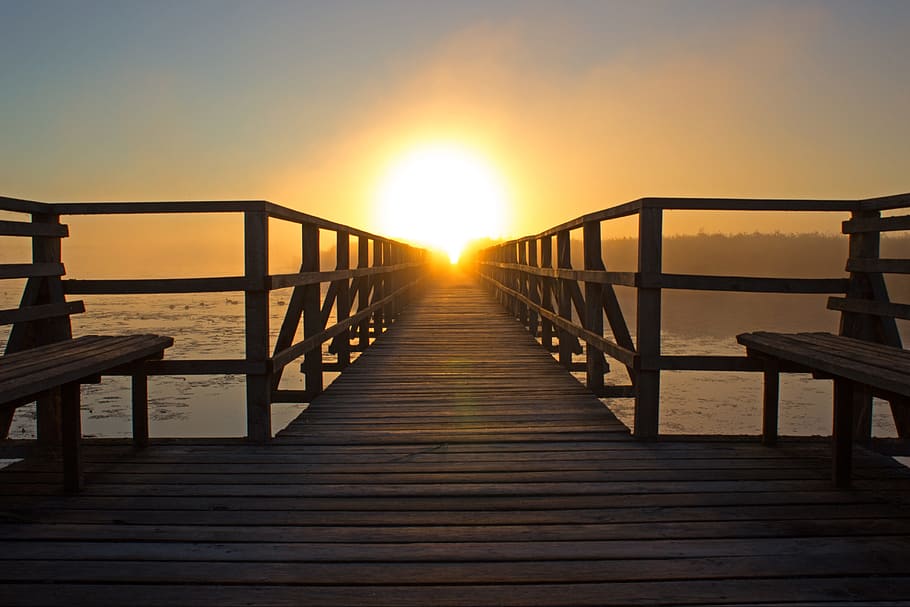foto, marró, fusta, banc, oceà, sortida del sol, llum, sol, web, conservació de la natura, reserva natural, humor, llum de fons, naturalesa, llac, paisatge, descans, passeig marítim, relaxació, optimisme, silenciós, la soledat, aigües, llunyà, perspectiva, romàntic, atmosfera, visió, idíl·lic, llac de primavera, dolent buchau, cel, posta de sol, barana, material de fusta, escena tranquil·la, tranquil·litat, arquitectura, estructura construïda, el camí a seguir, direcció, moll, aigua, llum solar, escenics - natura, bellesa a la natura, cap gent, mar, a l'aire lliure, passarel·la, panells de fusta, 5K