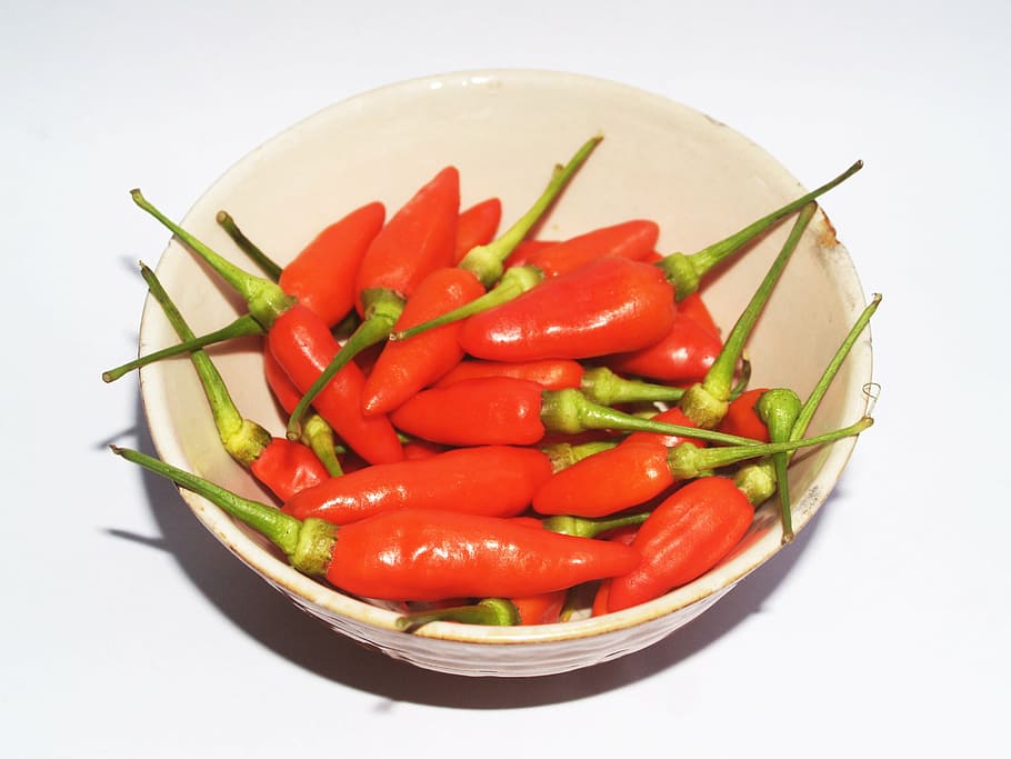 bol, vermell, chiles, Xile, pebre, calenta, pebre vermell, verd, blanc, mexicà, espècia, cuina, orgànic, planta, condiment, fons, fresc, frescor, primer pla, aïllat, madur, dos, agut, pepperoni, Caiena, estudi, pila, ardent, timbre, vegetals, macro, aromatitzant, objecte, saludable, vitamina, color, salsa, cuinar, ingredient, picant, imatge, calor, detall, menjar, capsaicina, cremant, menjar i beguda, alimentació saludable, benestar, pebrot picant, tir de l'estudi, fons blanc, tallar, Xile vermell, aliments crus, a l'interior, gran grup d'objectes, multicolor, cap gent, picat, menjar vegetarià, 2K