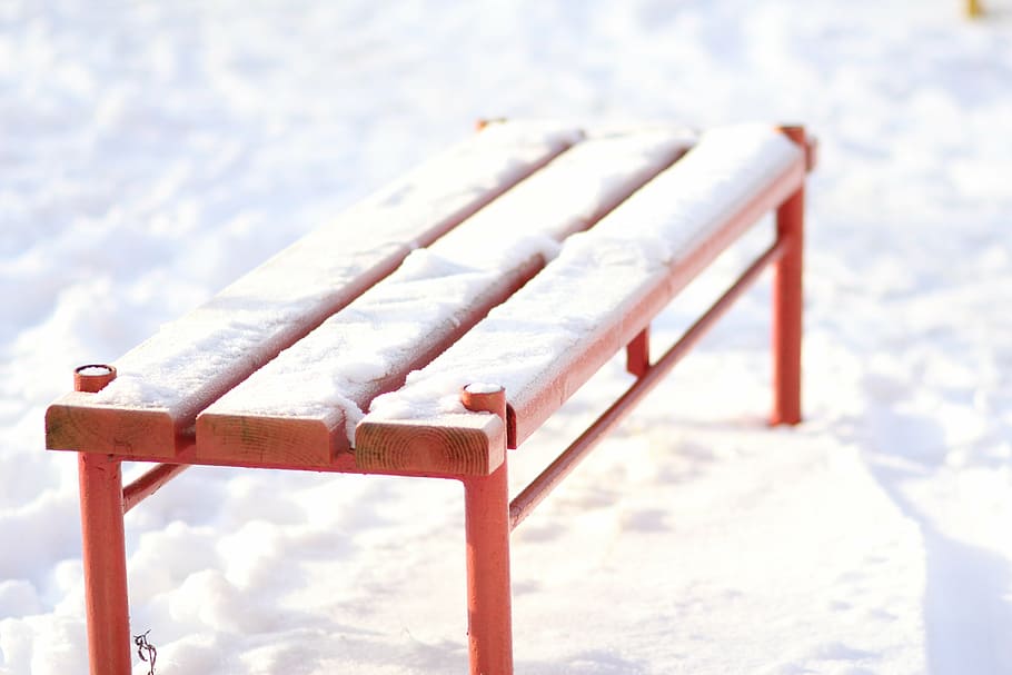 Bank, rot, Winter, Schnee, Wintermorgen, kalte Temperatur, Tag, Natur, Fokus auf den Vordergrund, Sitz, keine Leute, draußen, weiße Farbe, Nahansicht, leeren, gefroren, Abwesenheit, Land, Metall, Holz - Material, Abdeckung, 5K