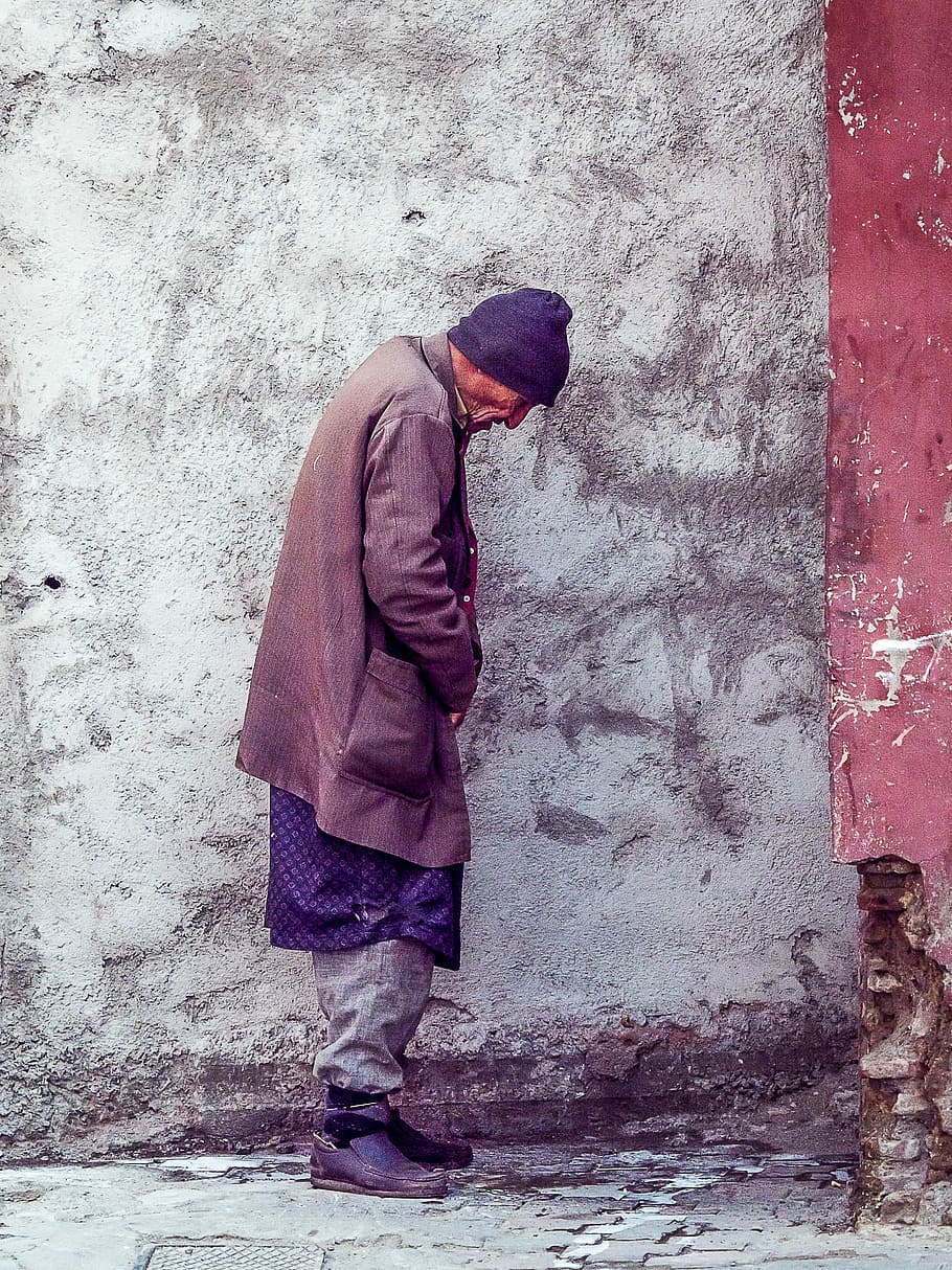 saco marrón, hombre, vistiendo, capa, en pie, junto a, pared, sombrero, persona, urbano, longitud total, pared - característica de la construcción, una persona, gente real, hombres, ropa, arquitectura, estilos de vida, adulto, estructura construida, día, ropa casual, vista lateral, ciudad, exterior del edificio, sucio, problemas sociales, púrpura, ropa de abrigo, 4K