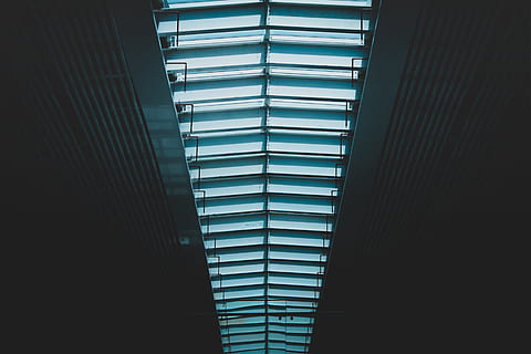 Wurm, Auge Ansicht Fotografie, Decke, architektonisch, Fotografie, Deckenpaneele, Sieh nach oben, die Architektur, Muster, Linie, Blau, Fenster, gebaute Struktur, modern, Wolkenkratzer, Glas - Material, städtische Szene, Bürogebäude, Geschäft, Gebäudehülle, futuristisch, Baugewerbe, Reflexion, stehlen, drinnen, keine Leute, Tag, Gebäude, Flachwinkelansicht, Stadt, Bürogebäude außen, draußen, Büro, Natur, große Höhe, Vollbild, direkt darunter, 4K, CC0, gemeinfrei, lizenzfrei