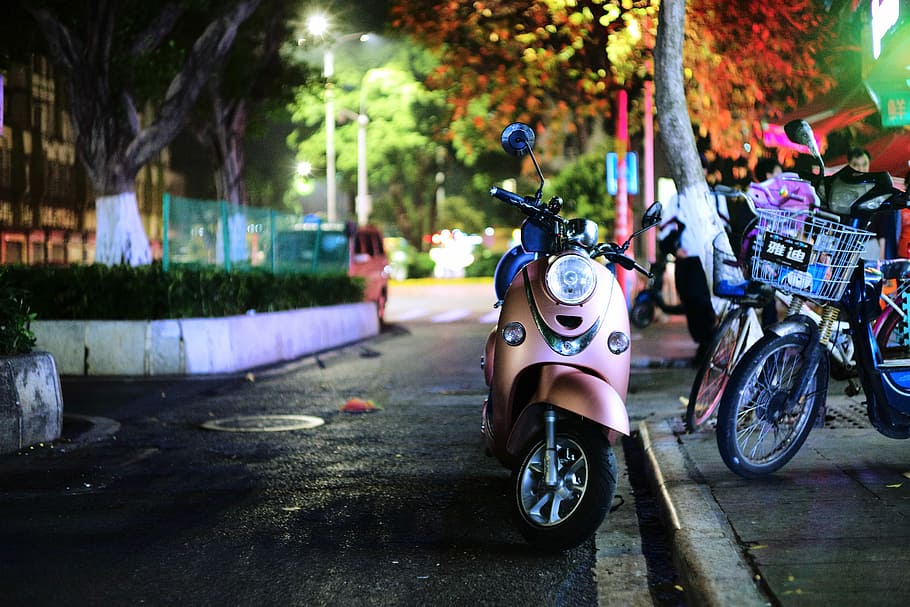 superficial, fotografía de enfoque, azul, automático, motor de scooter, estacionado, árbol, plata, junto a, pavimento, transporte, modo de transporte, vehículo terrestre, motocicleta, ciudad, planta, scooter, calle, la carretera, arquitectura, día, personas incidentales, naturaleza, viaje, gente real, al aire libre, centrarse en primer plano, estacionario, equitación, 5K