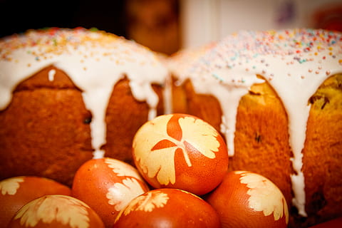 Easter, Cake, Holiday, Eggs, easter cake, sunday, christ is risen, spring, food, freshness, bread, bakery, food And Drink, no People, healthy eating, indoors, close-up, focus on foreground, celebration, wellbeing, still life, orange color, day, fruit, large group of objects, group of objects, 4K, CC0, public domain, royalty free