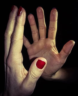 tangan, cermin, refleksi, email, kuku, merah, psikologi, kegelisahan, panik, bipolar, tangan manusia, jari manusia, latar belakang hitam, orang-orang, bagian tubuh manusia, jari, bagian tubuh, merapatkan, dalam ruangan, satu orang, tembakan studio, orang sungguhan, perempuan, dewasa, gaya hidup, cat kuku, perspektif pribadi, 2K, CC0, domain publik, bebas royalti
