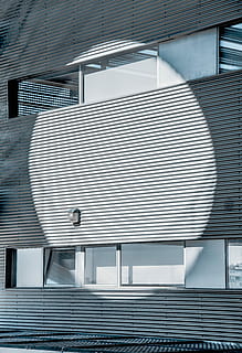 gris, pintat, construir paret, edifici gris, finestra, edifici, ombra, llum, línia, cercle, disseny, arquitectura, geomètric, resum, geometria, blanc, modern, habitatge, estructura construïda, patró, exterior de l'edifici, cap gent, tancat, dia, obturador, escala, metall, funció de construcció de parets, vista d’angle baix, fons, a l'aire lliure, ciutat, llum solar, vidre - material, ferro, color plata, aliatge, sostre, acer, 5K, CC0, domini públic, lliure de regalies