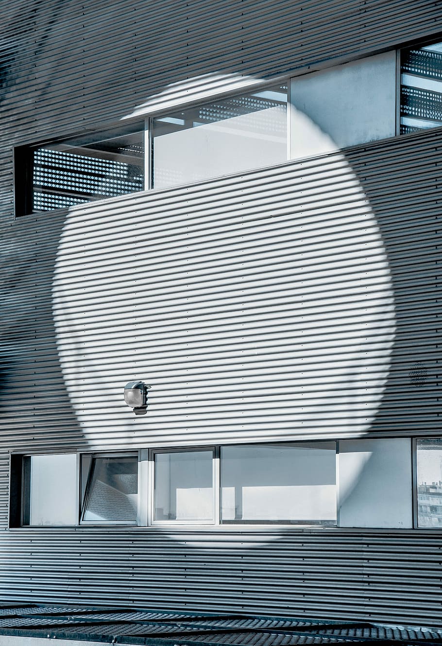 gris, pintat, construir paret, edifici gris, finestra, edifici, ombra, llum, línia, cercle, disseny, arquitectura, geomètric, resum, geometria, blanc, modern, habitatge, estructura construïda, patró, exterior de l'edifici, cap gent, tancat, dia, obturador, escala, metall, funció de construcció de parets, vista d’angle baix, fons, a l'aire lliure, ciutat, llum solar, vidre - material, ferro, color plata, aliatge, sostre, acer, 5K