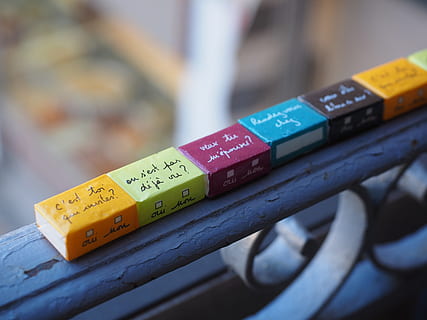 cubo de azucar, azúcar, lleno, embalaje, proverbios, francés, vistoso, color, terrones de azúcar, carbohidratos, azúcar de la casa, cristalino, energía, cubo, dieta no saludable, dulce, edulcorante, azúcar granulada, insalubre, calorías, comida, alimento básico, mercancía, nutrición, edulcorantes, de cerca, centrarse en primer plano, nadie, mesa, enfoque selectivo, material de madera, naturaleza muerta, educación, texto, adentro, comunicación, día, multi color, amarillo, elección, libro, publicación, variación, en una fila, apilar, 4K, CC0, dominio público, libre de derechos