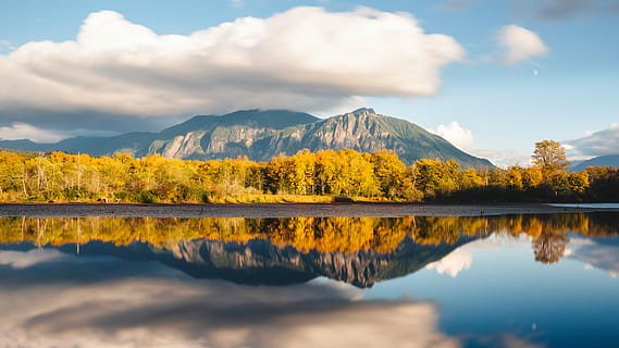 marró, bosc, cos, foto de l'aigua, aigua, al costat, arbres, núvol, cel, paisatge, reflexió, muntanya, arbre, llum solar, caure, tardor, naturalesa, blau, groc, cruixent, mirall, prístina, temporada, pnw, Pacífic nord-oest, Washington, llac, escenics - natura, núvol - cel, bellesa a la natura, escena tranquil·la, tranquil·litat, cap gent, Serra, planta, idíl·lic, simetria, medi ambient, a l'aire lliure, 5K, CC0, domini públic, lliure de regalies