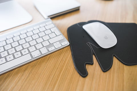souris magique apple, clavier magique, La technologie, Pomme, Souris, blanc, fermer, clavier, tampon, pad noir, tapis d'éléphant, vitra, eames, hella jongerius, conception, travail, Espace de travail, Bureau, bureau en bois, en bois, cuir, Technologie sans fil, ordinateur, clavier d'ordinateur, équipement informatique, table, la communication, meubles, lien, à l'intérieur, affaires, portable, personne, dispositif d'information portable, téléphone intelligent, réseau informatique, 4K, CC0, domaine public, libre de droits