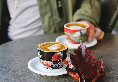selektiv, Foto fokussieren, schwarz, Blumen-, Tasse, Weiß, Untertasse, Latté, Becher, Kaffee, Geist, fallen, Getränk, gruslig, Food-Fotografie, Fotografie, Halloween, Tabelle, eine Tasse, Blatt, Essen und Trinken, Lebensmittel, Mittelteil, Kaffee trinken, Kaffeetasse, Erfrischung, heisses Getränk, halten, eine Person, menschliches Körperteil, Frische, Pflanzenteil, Erwachsene, Hand, Geschirr, 4K, CC0, gemeinfrei, lizenzfrei
