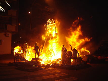 cremant, flames, foc, fallades, foc - fenomen natural, flama, calor - temperatura, nit, només adults, naturalesa, grup de persones, senyal d'advertència, signe, bomber, ocupació, moviment, comunicació, a l'aire lliure, gent, arquitectura, groc, mànega d'incendis, 1080P, CC0, domini públic, lliure de regalies