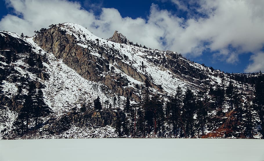 muntanya, cel, núvols, neu, fred, hivern, naturalesa, cim, pic, paisatge, rock, a l'aire lliure, medi ambient, superior, altitud, alt, arbres, temperatura de fred, escenics - natura, núvol - cel, bellesa a la natura, muntanya nevada, tranquil·litat, escena tranquil·la, dia, Serra, arbre, planta, cap gent, cim de muntanya, pi, arbre de coníferes, bosc de pi, 5K