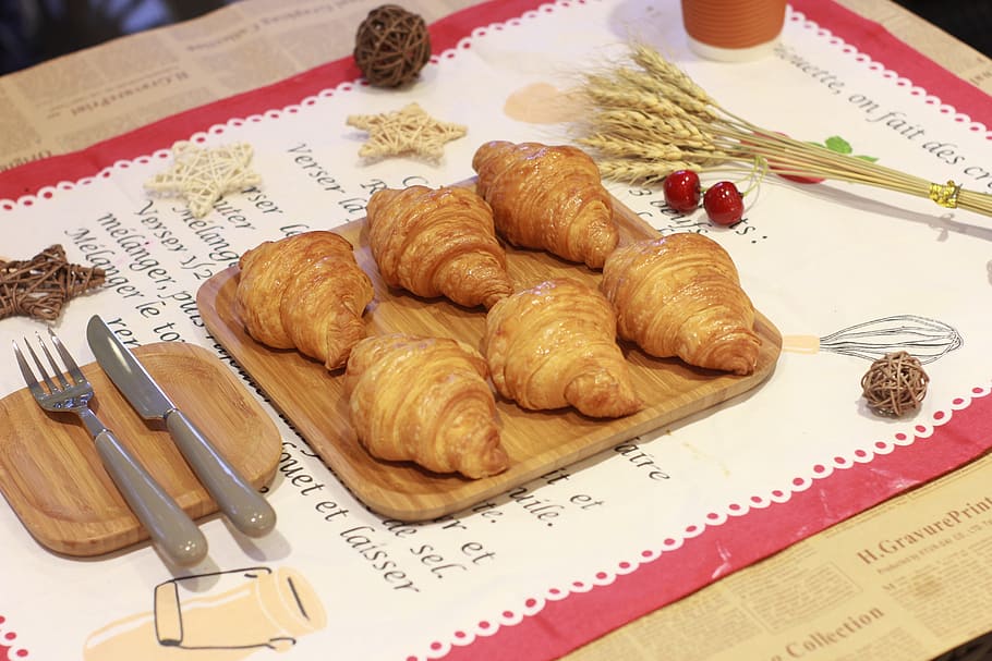 vasellame, pane, Corno dorato, cibo e bevande, cibo, croissant, cibo francese, in casa, prima colazione, natura morta, tavolo, freschezza, vista dall'alto, testo, pronto a mangiare, al forno, nessuno, avvicinamento, piatto, carta, porzioni, benessere, mangiare sano, indulgenza, tentazione, vassoio, spuntino, 5K