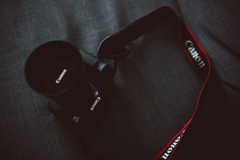 Correa, cámara canon, tecnología, cámara, de color negro, deporte, nadie, adentro, música, foto de estudio, de cerca, rojo, naturaleza muerta, vista de alto ángulo, comunicación, auriculares, mesa, escuchando, equipo, conexión, accesibilidad, texto, cultura de las artes y entretenimiento, llave, instrumento musical, problemas sociales, 4K