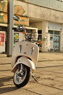 rullo, vecchi tempi, veicolo, parco, motociclo, cromo, classico, scooter, retrò, veicolo a due ruote, tempo libero, nessuno, struttura costruita, in casa, avvicinamento, giorno, modo di trasporto, mezzi di trasporto, veicolo terrestre, architettura, stazionario, all'aperto, esterno dell'edificio, assenza, parcheggio, luce del sole, città, bicicletta, box auto, ruota, 4K, CC0, dominio pubblico, privo di copyright