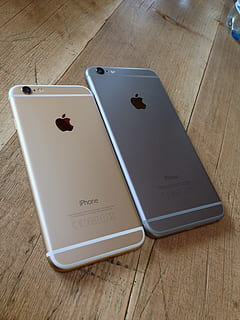 iphone, ajfon, poma, taula, vista d’angle alt, cap gent, a l'interior, natura morta, material de fusta, comunicació, primer pla, tecnologia, tecnologia sense fils, text, connexió, bolígraf, paper, publicació, llibre, telèfon mòbil, telèfon intel·ligent, dispositiu d’informació portàtil, 2K, CC0, domini públic, lliure de regalies