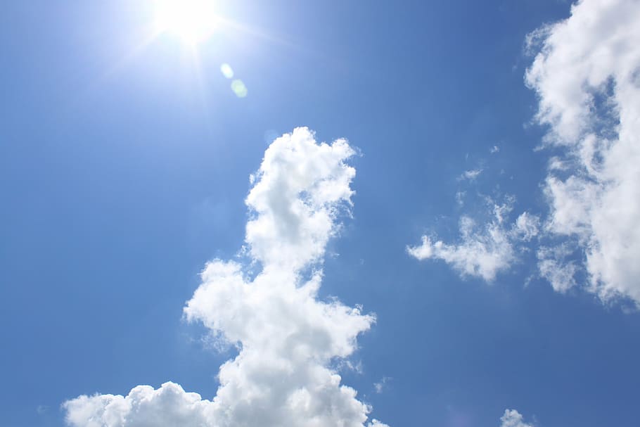 lavvinkelfotografering, hvid, skyer, himmel, himlen skyer, blå himmel skyer, blå, natur, vejr, lys, luft, dag, miljø, blå himmel, cloudscape, sollys, blå himmel baggrund, fluffy, udendørs, lyse, sol, solrig, skyer himmel, sommer, baggrunde, lys - naturligt fænomen, sky - himmel, skønhed i naturen, scenics - natur, lav vinkel visning, hvid farve, ro, solstråle, idyllisk, atmosfære, ingen mennesker, meteorologi, linseflare, vind, Stærkt oplyst, ren, 4K