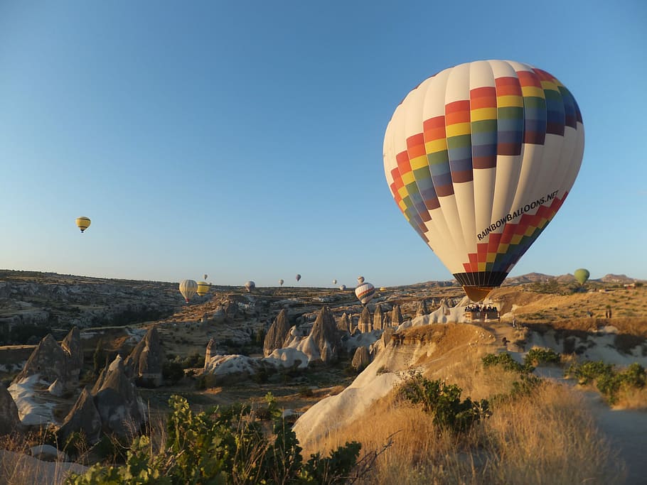 hed, luftballoner, flyvningen, bjerge, flerfarvede, ballon, varmluftballon, flyde, lancering, ørken, varm luft, Mark, sommer, rejse, luft, natur, luftfartøj, Midt i luften, transportmidler, flyvende, transportform, eventyr, himmel, ballooning festival, skyfri himmel, klippe, multi farvet, dag, scenics - natur, rock formation, bjerg, rock-objekt, udendørs, 4K