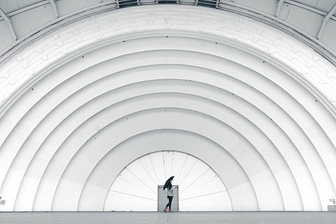 Frau, Stehen, Vorderseite, Weiß, Gebäude, die Architektur, Struktur, Konstruktion, runden, Schale, Person, Regenschirm, Design, modern, städtisch, Wand, eine Person, Rückansicht, Menschen, Nur ein Mann, in voller Länge, nur für Erwachsene, Erwachsene, Tag, drinnen, gebaute Struktur, Bogen, echte Menschen, Lebensstile, weiße Farbe, Decke, Muster, Männer, nicht erkennbare Person, 4K, CC0, gemeinfrei, lizenzfrei