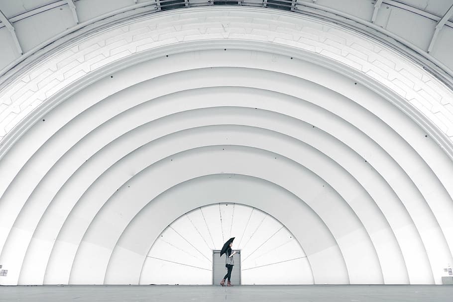Frau, Stehen, Vorderseite, Weiß, Gebäude, die Architektur, Struktur, Konstruktion, runden, Schale, Person, Regenschirm, Design, modern, städtisch, Wand, eine Person, Rückansicht, Menschen, Nur ein Mann, in voller Länge, nur für Erwachsene, Erwachsene, Tag, drinnen, gebaute Struktur, Bogen, echte Menschen, Lebensstile, weiße Farbe, Decke, Muster, Männer, nicht erkennbare Person, 4K