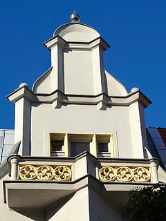 timpano, frontone, architettura, facciata, esterno, costruzione, tetto, esterno dell'edificio, struttura costruita, cielo, Inquadratura dal basso, cielo sereno, nessuno, credenza, religione, blu, natura, luogo di culto, spiritualità, giorno, luce del sole, Colore bianco, all'aperto, orologio, ornato, 720P, CC0, dominio pubblico, privo di copyright