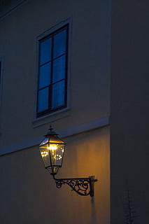 lanterna, vecchio, luce, sera, crepuscolo, attrezzatura per l'illuminazione, illuminato, architettura, lampione, struttura costruita, Inquadratura dal basso, finestra, esterno dell'edificio, strada, nessuno, notte, costruzione, lampada elettrica, vetro - materiale, raggiante, caratteristica della parete, all'aperto, elettricità, 2K, CC0, dominio pubblico, privo di copyright