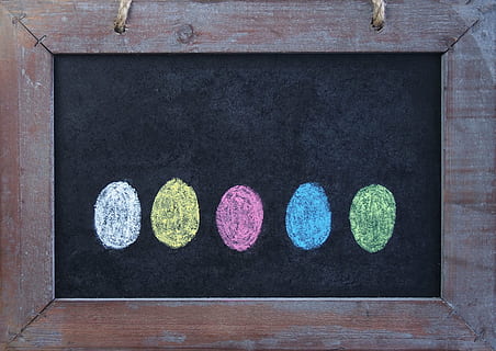 ous de Pasqua, Pasqua, salutació de pasqua, color, pintat, pissarra, multicolor, cap gent, directament a sobre, material de fusta, art i artesania, vista d’angle alt, taula, forma, forma geomètrica, arranjament, a l'interior, natura morta, creativitat, dia, primer pla, cercle, color verd, equips de guix, variació, elecció, còdols, 2K, CC0, domini públic, lliure de regalies