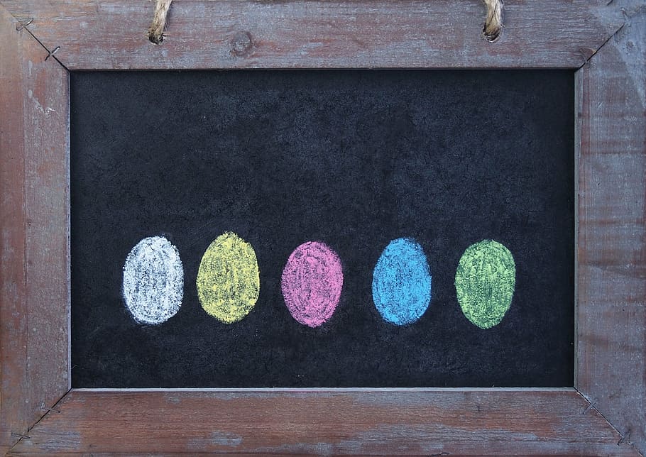 ous de Pasqua, Pasqua, salutació de pasqua, color, pintat, pissarra, multicolor, cap gent, directament a sobre, material de fusta, art i artesania, vista d’angle alt, taula, forma, forma geomètrica, arranjament, a l'interior, natura morta, creativitat, dia, primer pla, cercle, color verd, equips de guix, variació, elecció, còdols, 2K