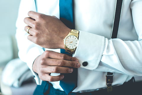 persona, indossare, bianca, camicia, uomo, detenzione, manica della camicia, fotografia, mano, orologio, polsino, manetta, uomo d'affari, persone, uomini, adulto, attività commerciale, maschi, mano umana, occupazione professionale, occupazione, avvicinamento, una persona, medico, etnia caucasica, solo un uomo, parte del corpo umano, Solo uomini, solo adulti, Sezione centrale, in casa, ben vestito, vestito formale, vista frontale, tempo, camicia button down, finanza, abiti da uomo, abbigliamento da lavoro formale, 4K