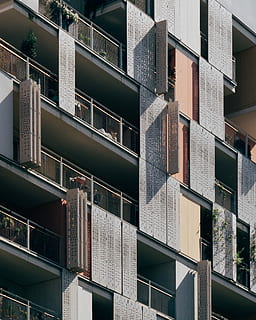 edificio in cemento grigio, vista frontale, edifici, costruzione, architettura, facciata, finestra, balcone, urbano, città, pulito, luce del sole, minimo, moderno, contemporaneo, carta da parati hd, sfondo, ombra, luce, minimalismo, astratto, architettonico, struttura costruita, esterno dell'edificio, nessuno, giorno, quartiere residenziale, Inquadratura dal basso, all'aperto, natura, ringhiera, fotogramma intero, vita di città, edificio per uffici esterno, gradini e scale, appartamento, 1080P, CC0, dominio pubblico, privo di copyright