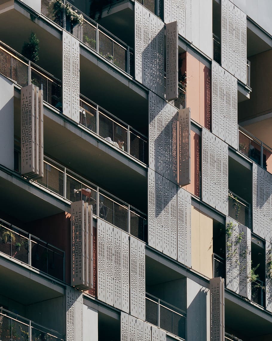 edifici de formigó gris, vista frontal, edificis, edifici, arquitectura, façana, finestra, balcó, urbà, ciutat, netejar, llum solar, mínim, modern, contemporani, fons de pantalla hd, fons, ombra, llum, minimalisme, resum, arquitectònic, estructura construïda, exterior de l'edifici, cap gent, dia, barri residencial, vista d’angle baix, a l'aire lliure, naturalesa, barana, marc complet, vida de ciutat, exterior d’edifici d’oficines, passos i escales, apartament, 1080P