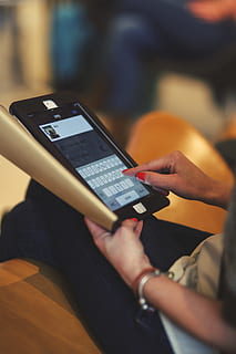 escriure, tauleta, tecnologia, mà, mans, ungles vermelles, dona, tecnologia sense fils, comunicació, persones reals, connexió, telèfon mòbil, dispositiu d’informació portàtil, mà humana, telèfon intel·ligent, part del cos humà, estils de vida, primer pla, a l'interior, celebració, gent, centrar-se en primer pla, enfocament selectiu, adult, homes, dit, 5K, CC0, domini públic, lliure de regalies