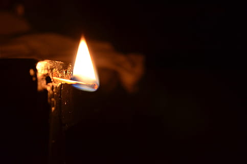 llum, fòsfor, foc, flama, foc - fenomen natural, cremant, vela, religió, fosc, nit, brillant, espiritualitat, calor - temperatura, llum - fenomen natural, esperança, encendre, color negre, fons negre, a l'interior, primer pla, il·luminat, còpia espai, equips d’il·luminació, naturalesa, cap gent, tir de l'estudi, habitació fosca, habitació domèstica, moviment, sol objecte, llum elèctrica, matchstick, lluminositat, fusió, vida nocturna, 4K, CC0, domini públic, lliure de regalies