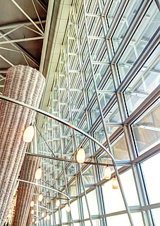 llum, finestra, modern, arquitectura, metall, zurich, aeroport, llums, vidre, vista d’angle baix, estructura construïda, a l'interior, equips d’il·luminació, il·luminat, sostre, cap gent, patró, vidre - material, dia, característica arquitectònica, edifici, penjant, disseny, exterior d’edifici d’oficines, 2K, CC0, domini públic, lliure de regalies